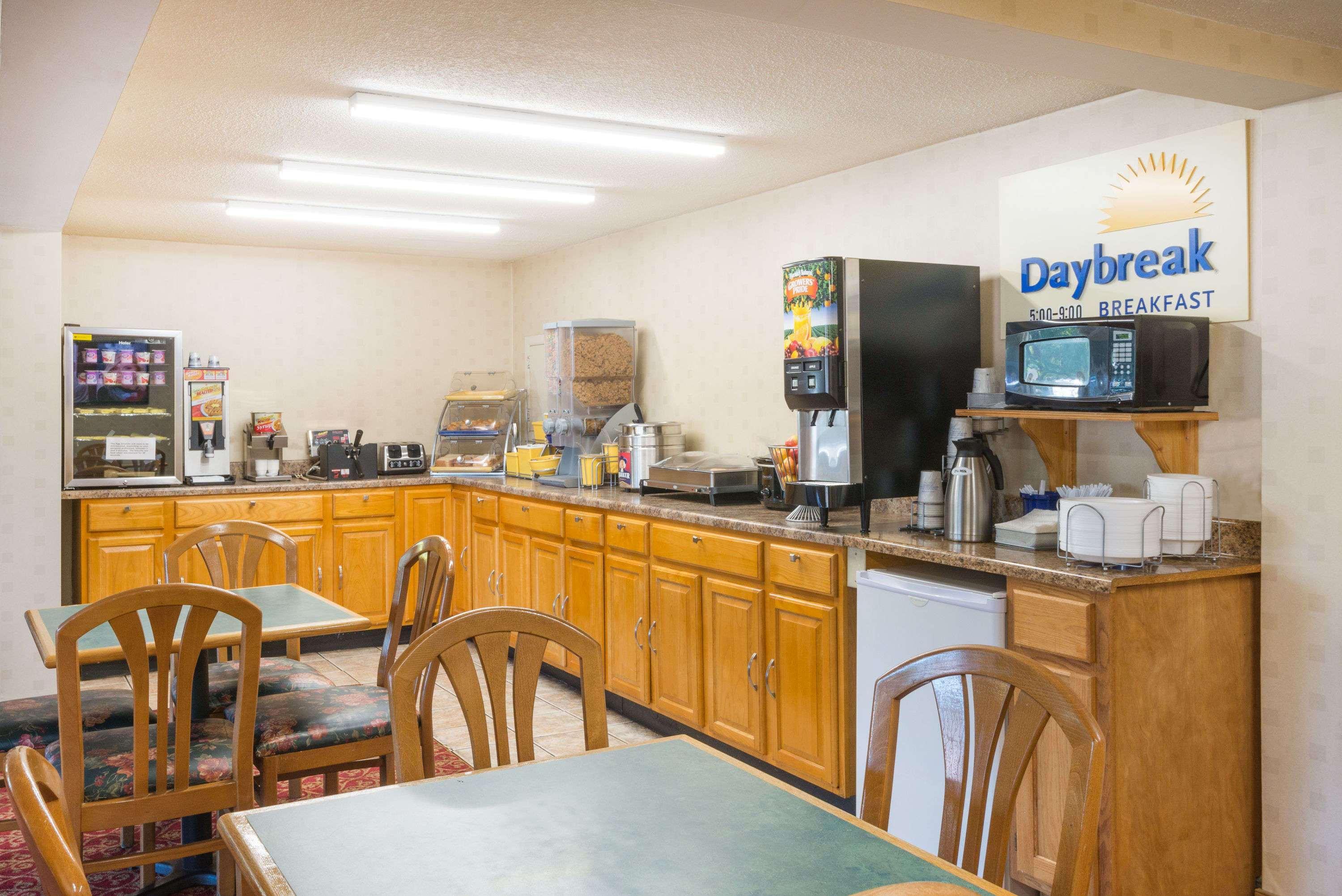 Days Inn By Wyndham Paintsville Екстериор снимка