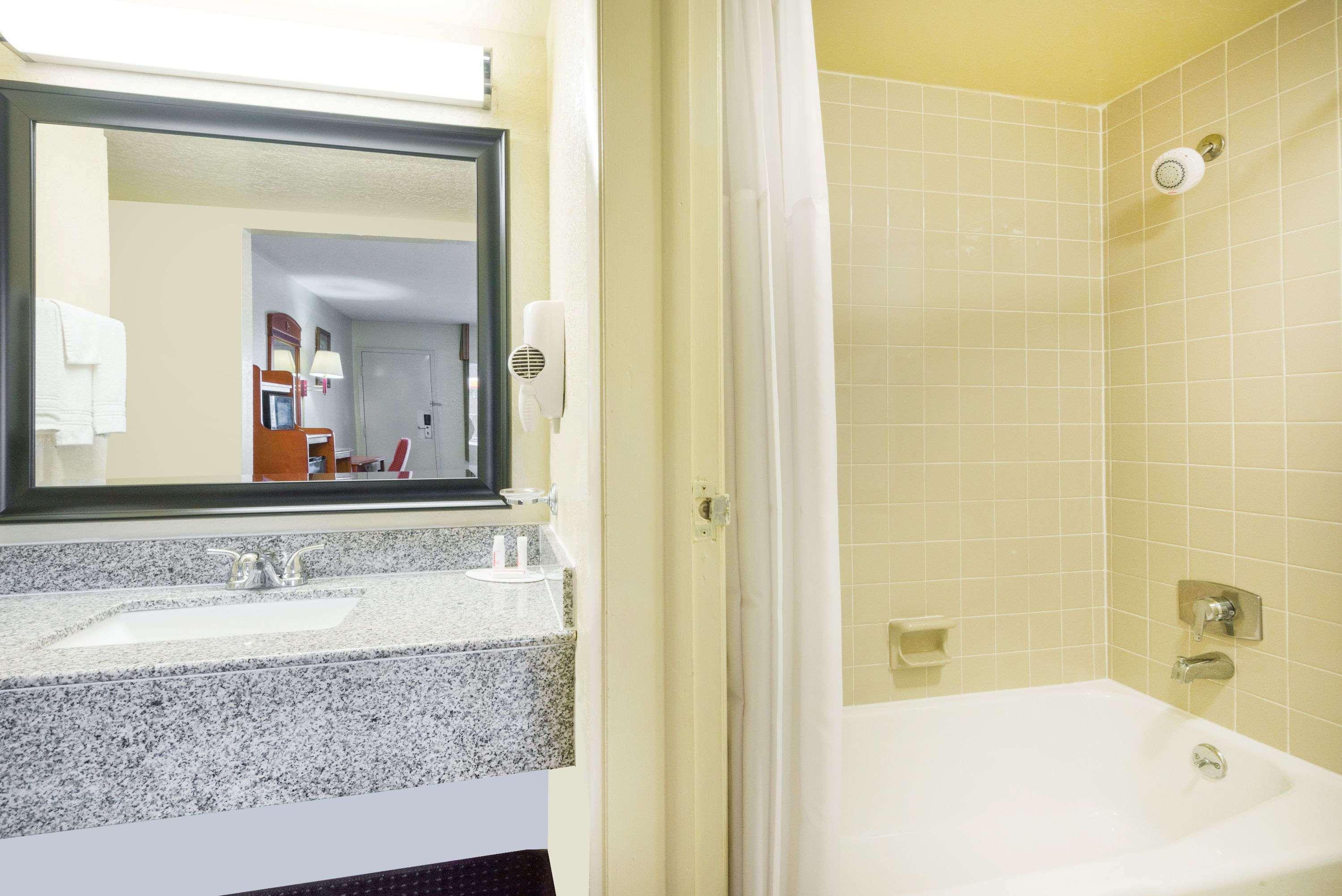 Days Inn By Wyndham Paintsville Екстериор снимка